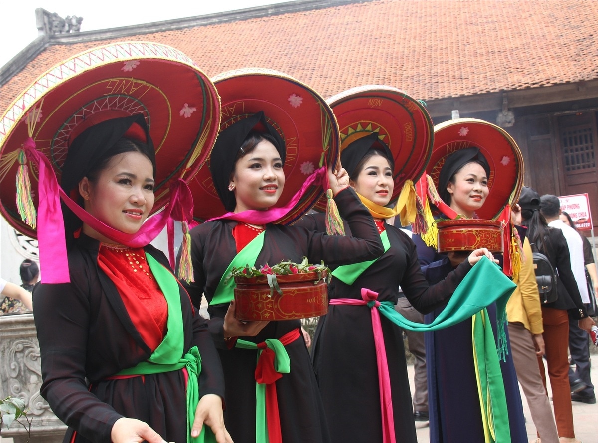 The quai thao hat is often associated with the image of Quan Ho folk singers from Bac Ninh, featuring prominent silk chin straps